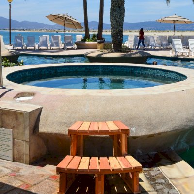 Circular Wooden Spa Step (Options: Angle to fit snugly for 6' tub, California Redwood, No Engraving, Transparent Premium Sealant). 