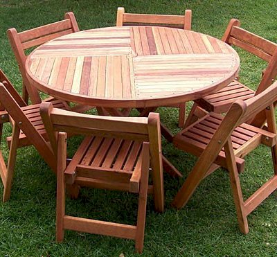 Karyn's Round Wooden Folding Table (Options: 6 Folding Chairs, California Redwood, Seamless Tabletop Design, Checkerboard Design, Visible Screw Placement, Umbrella Hole & Plug, Transparent Premium Sealant).