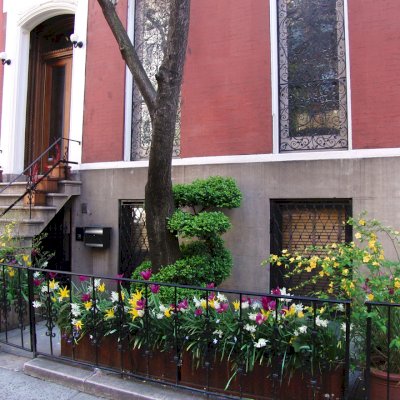 Napa Planters (Options: 60" L x 18" W x 18" H, Mature Redwood, No Base or Caster, No Trellis, Interior and Exterior of Box with Sealant (No Growing Vegetables), Transparent Premium Sealant). Photo Courtesy of Ben Butler of Manhattan, NY.