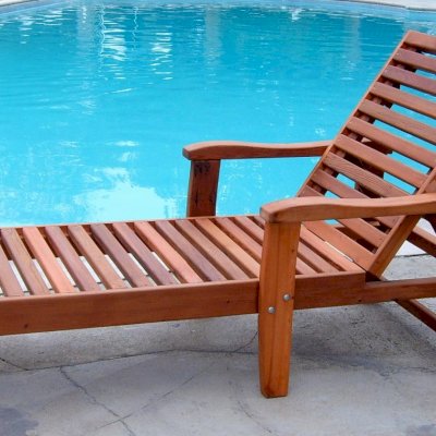 Wood Pool Lounger (Options: Single, Standard 74", Mature Redwood, 13" H, No Wheels, No Cushion, Transparent Premium Sealant). Set to the tallest backrest position.