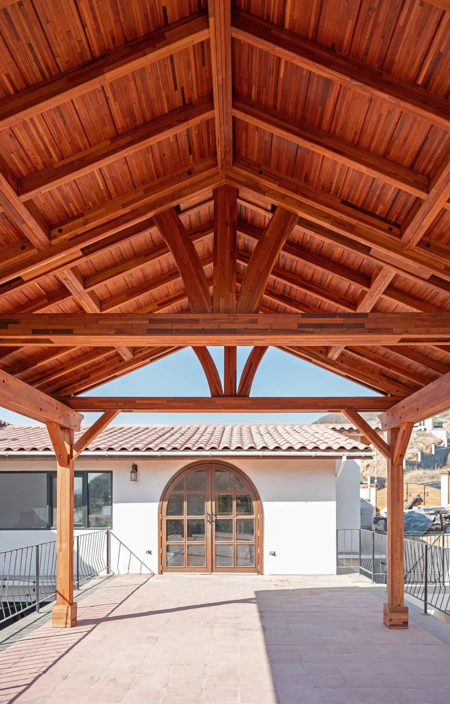 Del Norte Outdoor Kitchen Pavilion (Options: 20' L x 16' W, Mosaic Mature Redwood, No Ceiling Fan Base, No Electrical Wiring Trim Kit, No Post Decorative Trims, Transparent Premium Sealant). 