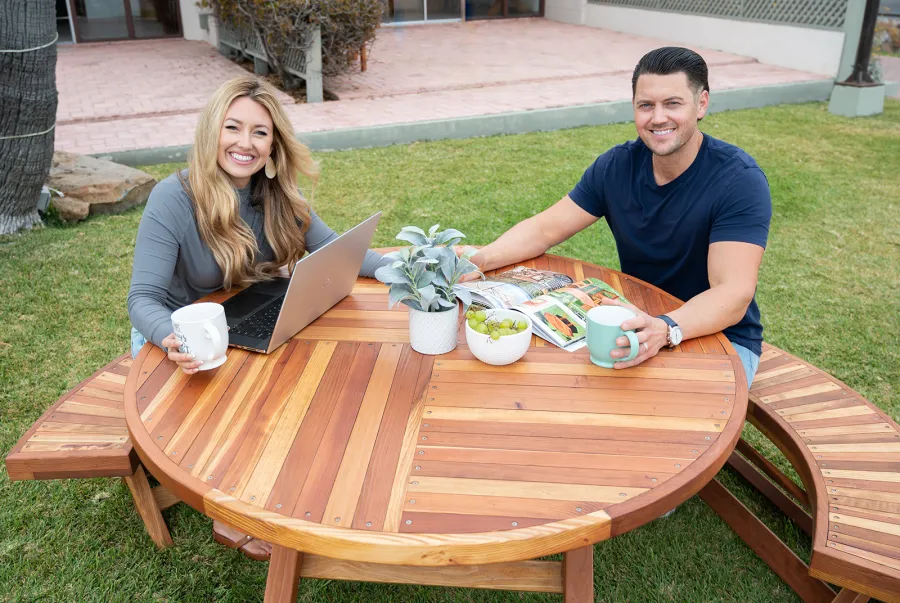 Karyn's Redwood Round Folding Picnic Table (Options: Arc Picnic Benches, California Redwood, 3 Arc Folding Benches, Standard Tabletop, Checkerboard, No Umbrella Hole, Transparent Premium Sealant).