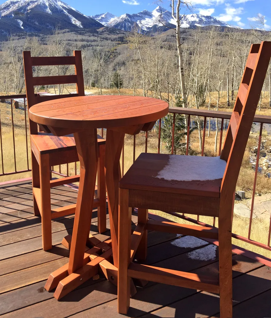 Round Cocktail Table