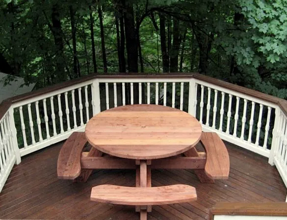 Round Wooden Picnic Tables (Attached Benches) (Options: 4.5' Diameter, Attached Benches, Mature Redwood, Seamless Tabletop, No Lazy Susan, Umbrella Hole & Plug, Transparent Premium Sealant).