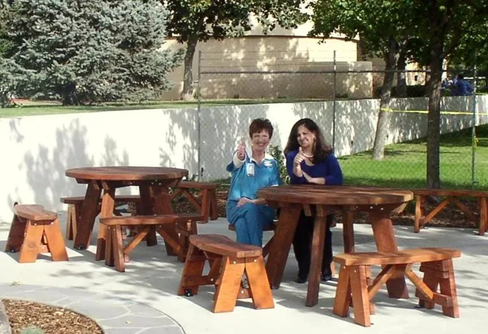 Round Wooden Picnic Tables (Detached Benches) (Options: 4' diameter, Unattached Benches, Mature Redwood, Round Picnic Bench, Standard Tabletop, No Lazy Susan, No Umbrella Hole, Transparent Premium Sealant). 