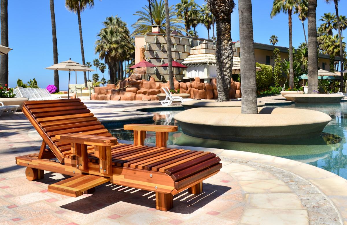 La Grange Redwood Lounger (Options: Single, Mosaic Redwood, Snack Tray on Right Side, 13"H, Include Wooden Wheels, No Cushion, Transparent Premium Sealant).