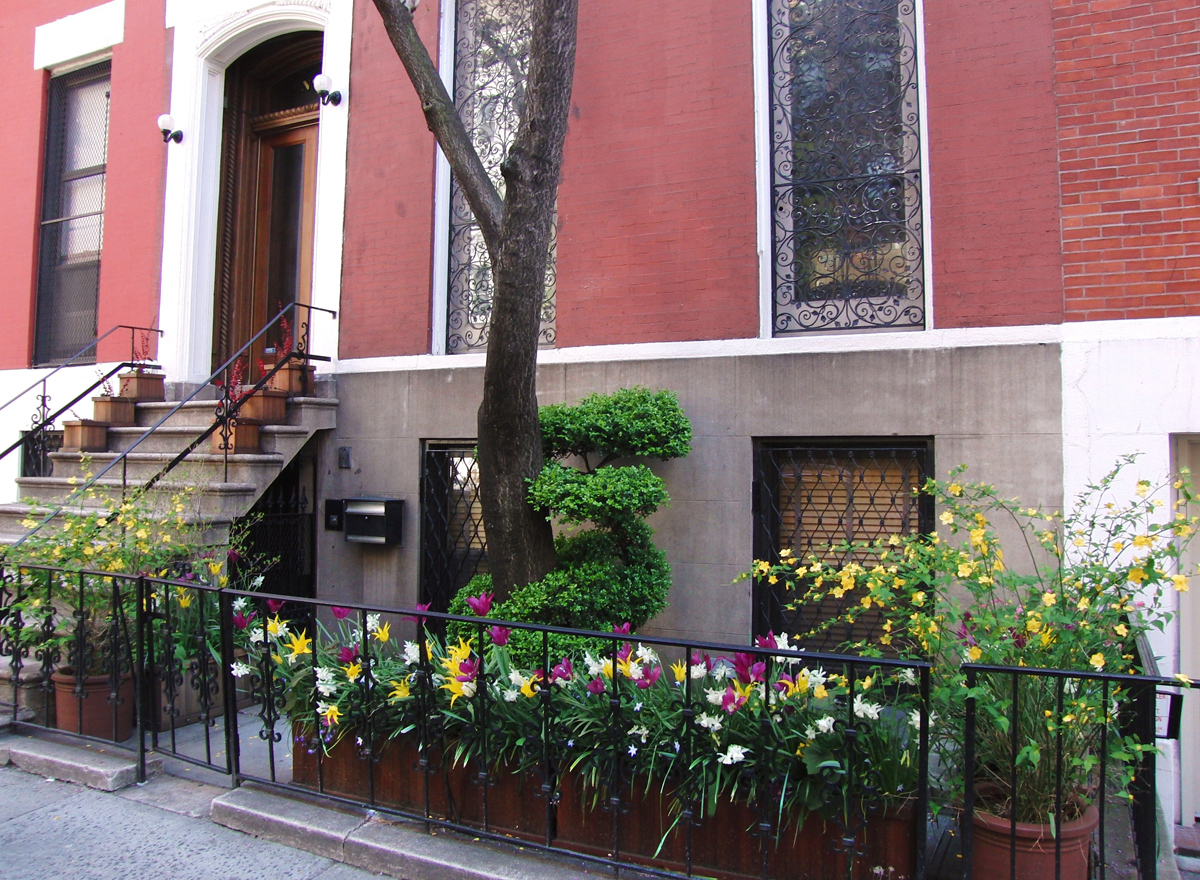Napa Planters (Options: 60'' L x 18'' W x 18'' H, Mature Redwood, No Base or Caster, No Trellis, Interior and Exterior of Box with Sealant (No Growing Vegetables), Transparent Premium Sealant). Photo Courtesy of Ben Butler of Manhattan, NY.