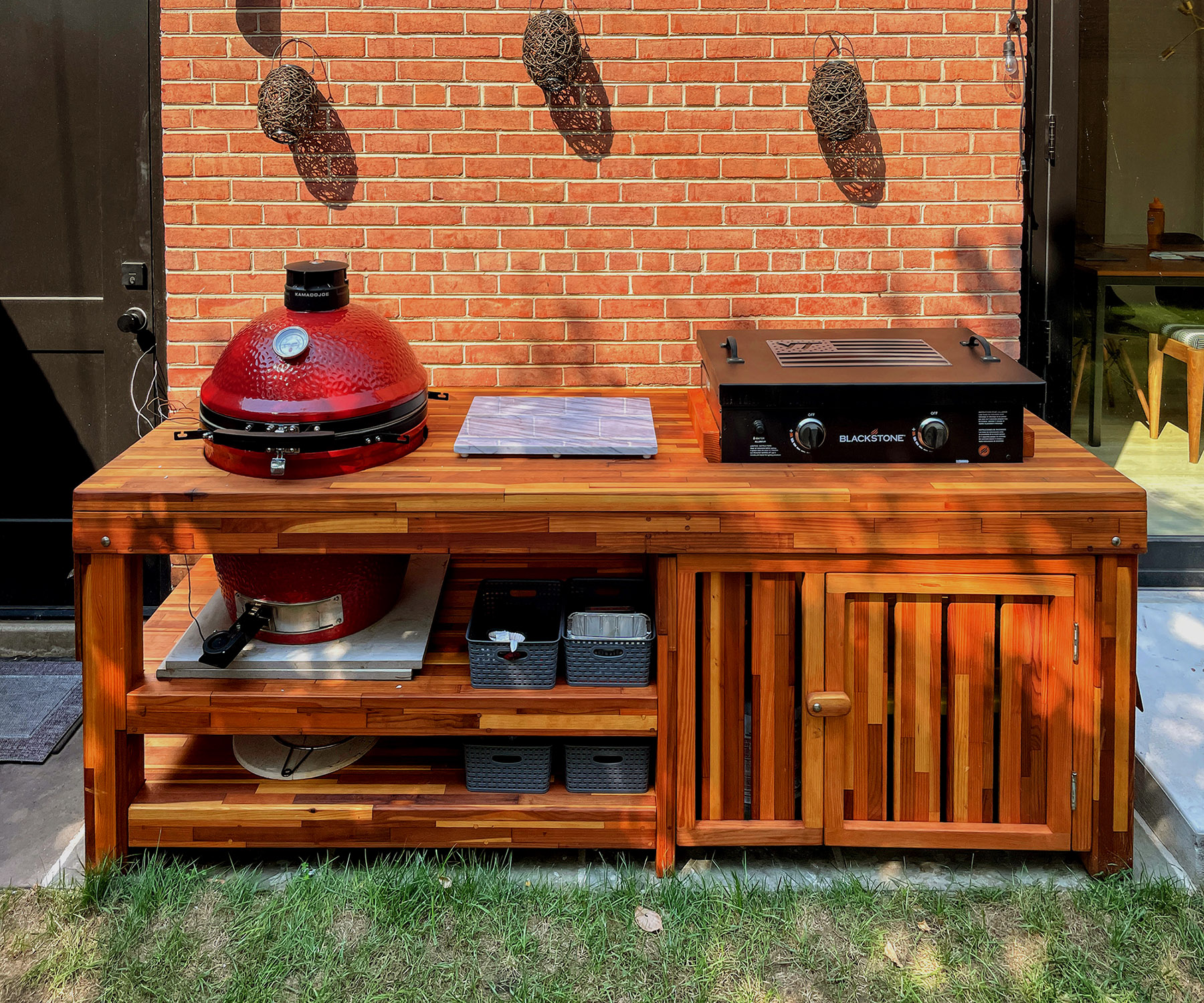 https://www.foreverredwood.com/image/catalog/product/outdoor-table-with-built-in-grill/a1499edb13879c435fa15dbb66a3dbc8c46f115d.jpeg